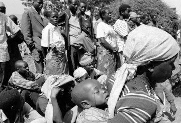 Juli 1994, Rwandese vluchtelingen wachten op hulp bij de vluchtelingenkampen in Goma, Oost-Congo. (foto: Dario Mitidieri/Edit by Getty Images)