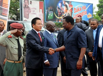 13 maart 2010, President Joseph Kabila en de Chinese vertegenwoordiger van Guangdong Changda Highway Engineering Corporation bij de openingsceremonie van de nieuwe weg tussen Lumumba street en het Presidential Office. (foto: Hollandse Hoogte)