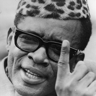 19 mei 1978, Mobutu Sese Seko verbood westerse kleding: mannen werden verplicht tot het dragen van een abacost, een Mao-achtig pak. Vrouwen droegen de traditionele pagne: een jurk, blouse en hoofddoek. (foto: Keystone/Getty Images)