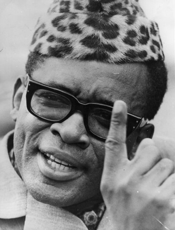 19 mei 1978, Mobutu Sese Seko verbood westerse kleding: mannen werden verplicht tot het dragen van een abacost, een Mao-achtig pak. Vrouwen droegen de traditionele pagne: een jurk, blouse en hoofddoek. (foto: Keystone/Getty Images)