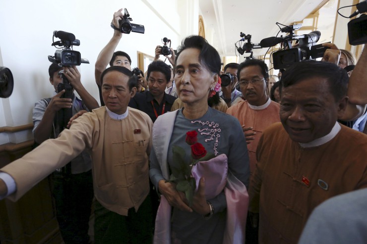 Aung San Suu Kyi arrives for Myanmar's first parliament meeting after November 8's general elections, at the Lower House of Parliament in Naypyitaw November 16, 2015. REUTERS/Soe Zeya Tun TPX IMAGES OF THE DAY